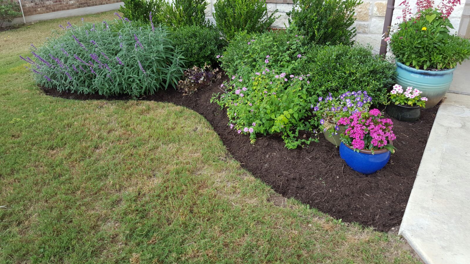Flower beds by Top Choice Lawn Care